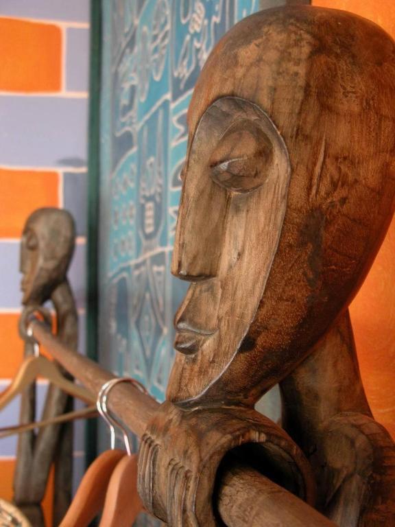 Global Village Travellers Lodge Greymouth Phòng bức ảnh African masks
