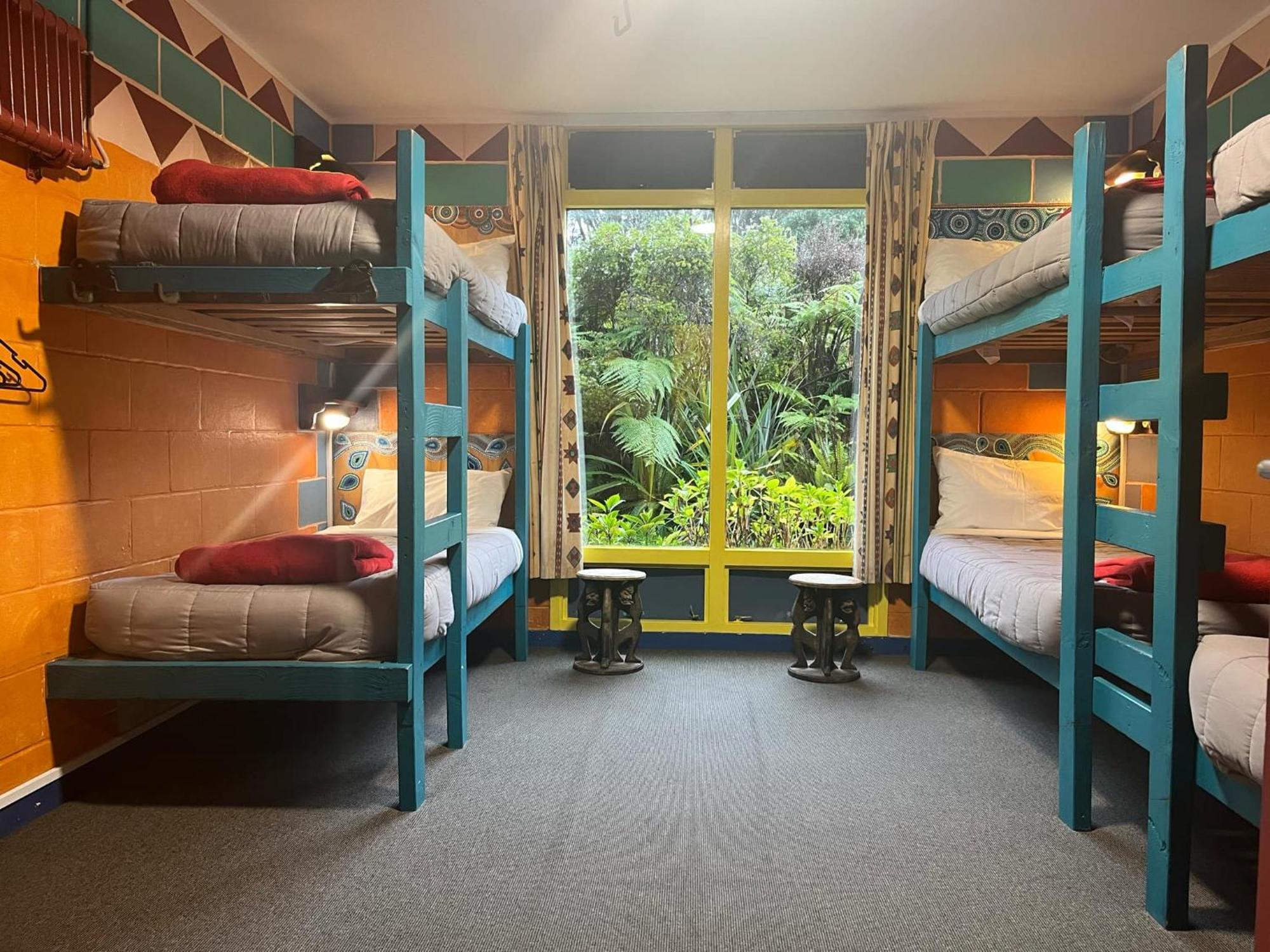 Global Village Travellers Lodge Greymouth Ngoại thất bức ảnh A typical dorm room at a hostel