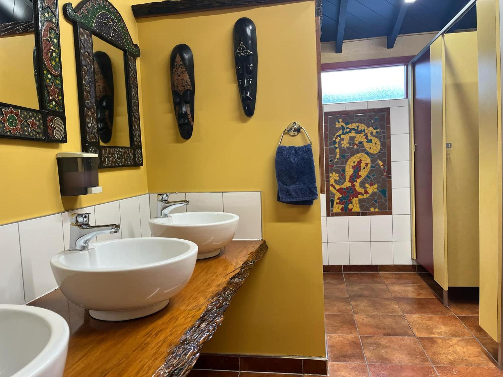 Global Village Travellers Lodge Greymouth Ngoại thất bức ảnh The bathroom at the African House