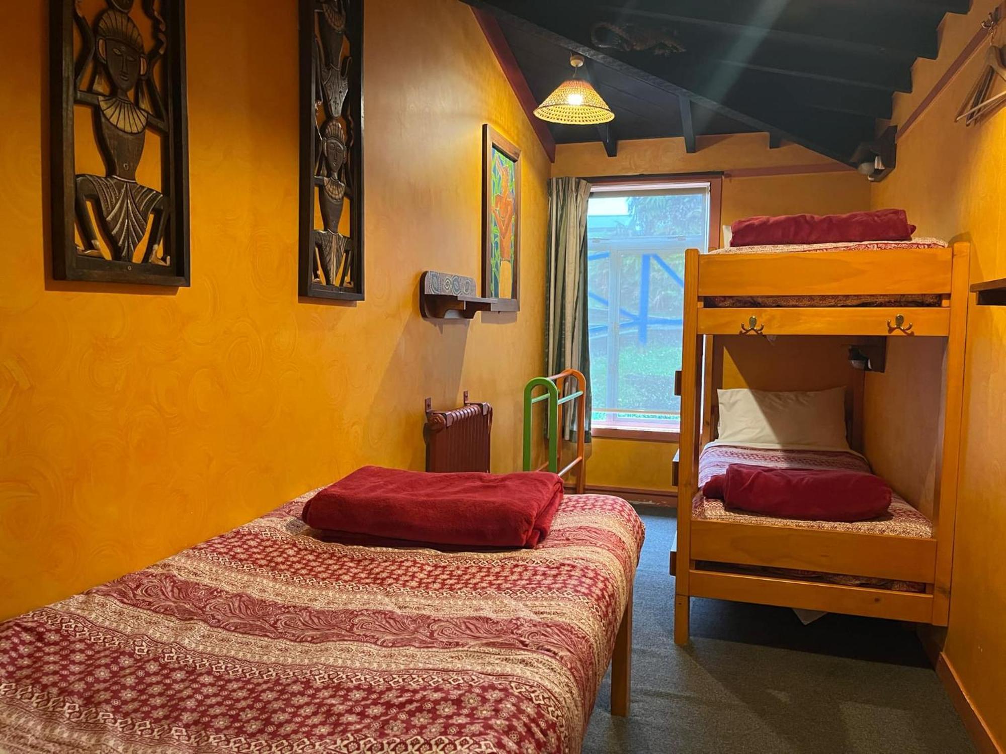 Global Village Travellers Lodge Greymouth Ngoại thất bức ảnh A typical hostel room