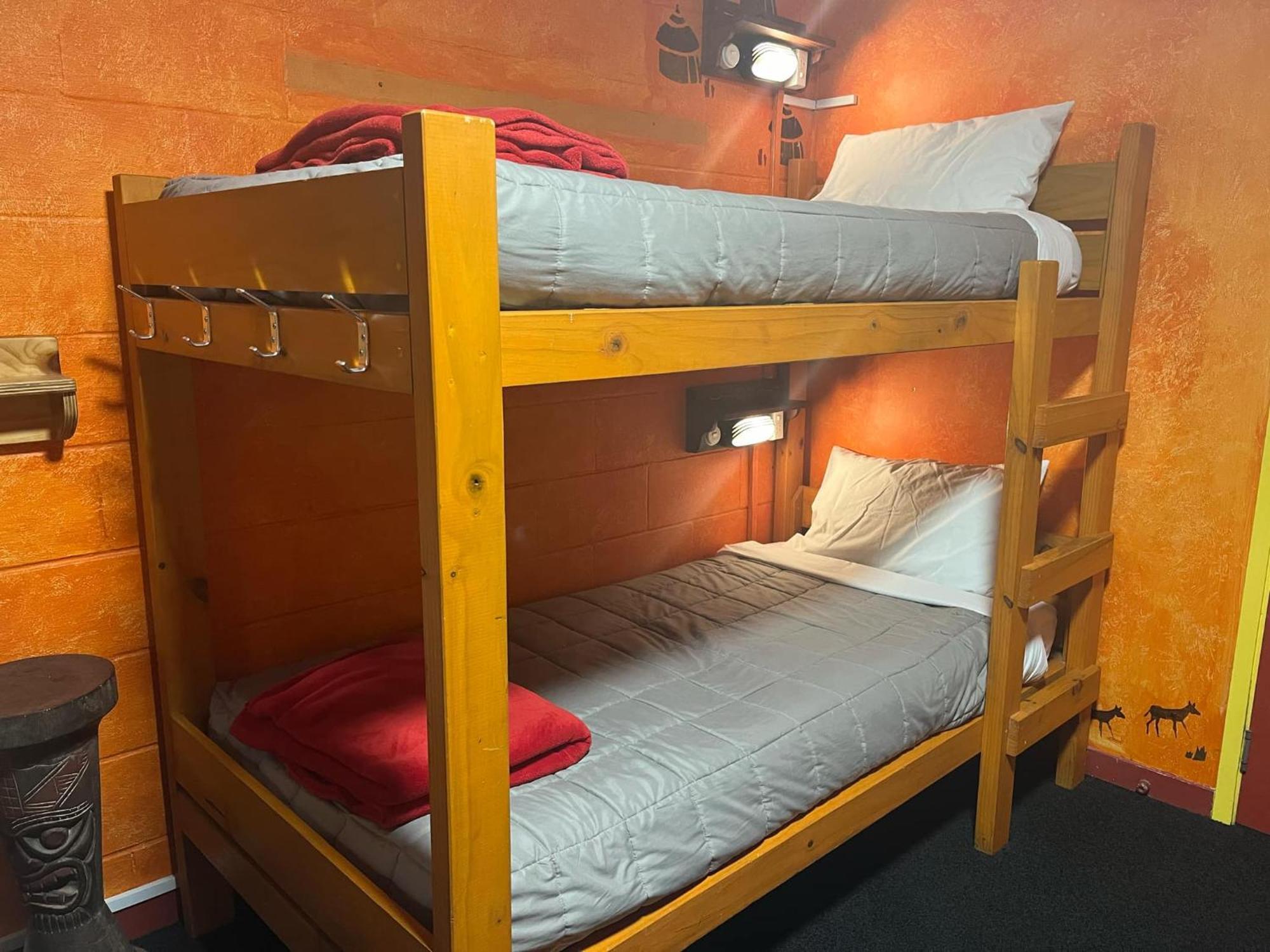 Global Village Travellers Lodge Greymouth Ngoại thất bức ảnh A bunk bed