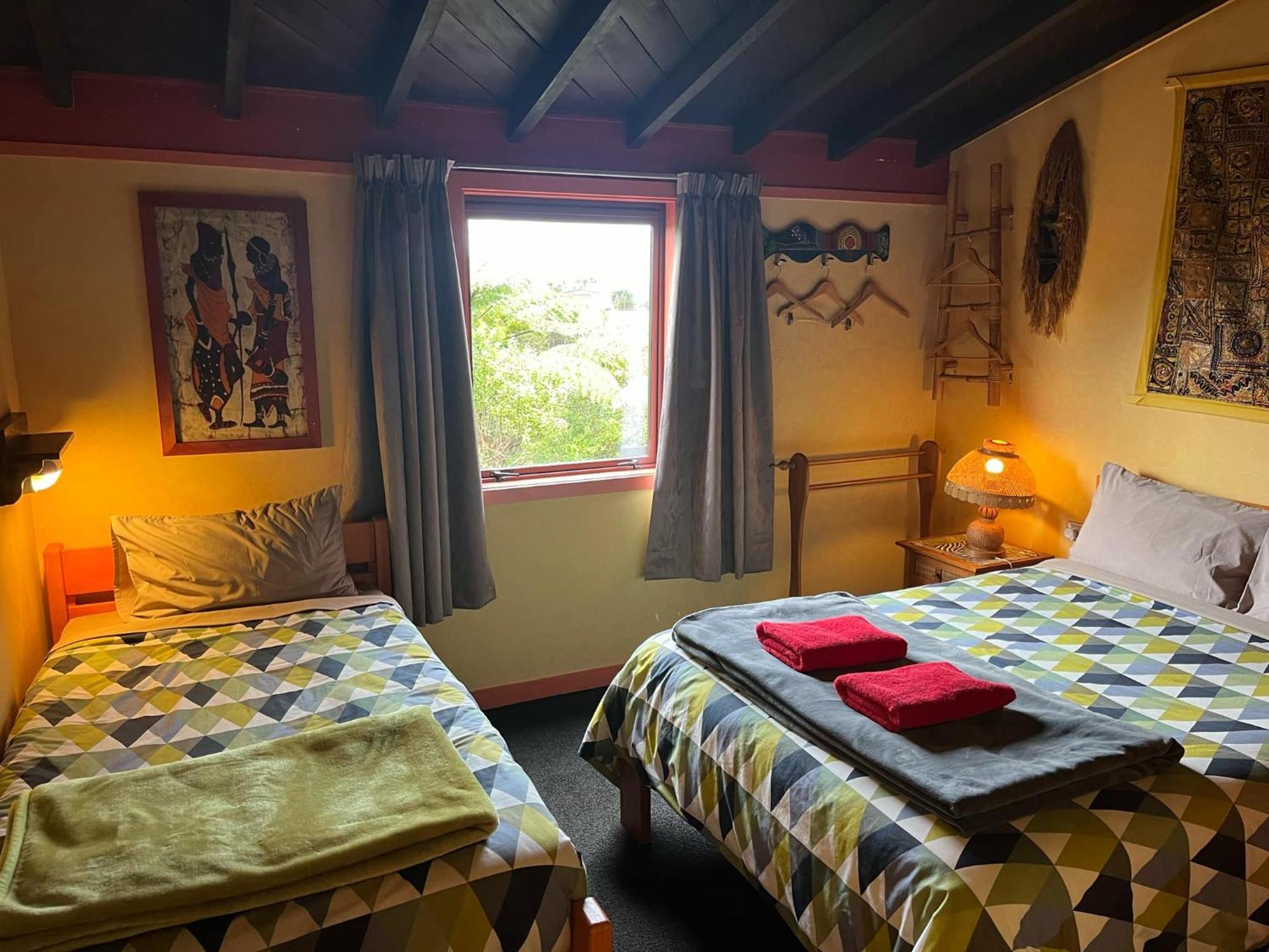 Global Village Travellers Lodge Greymouth Ngoại thất bức ảnh A room at the hostel