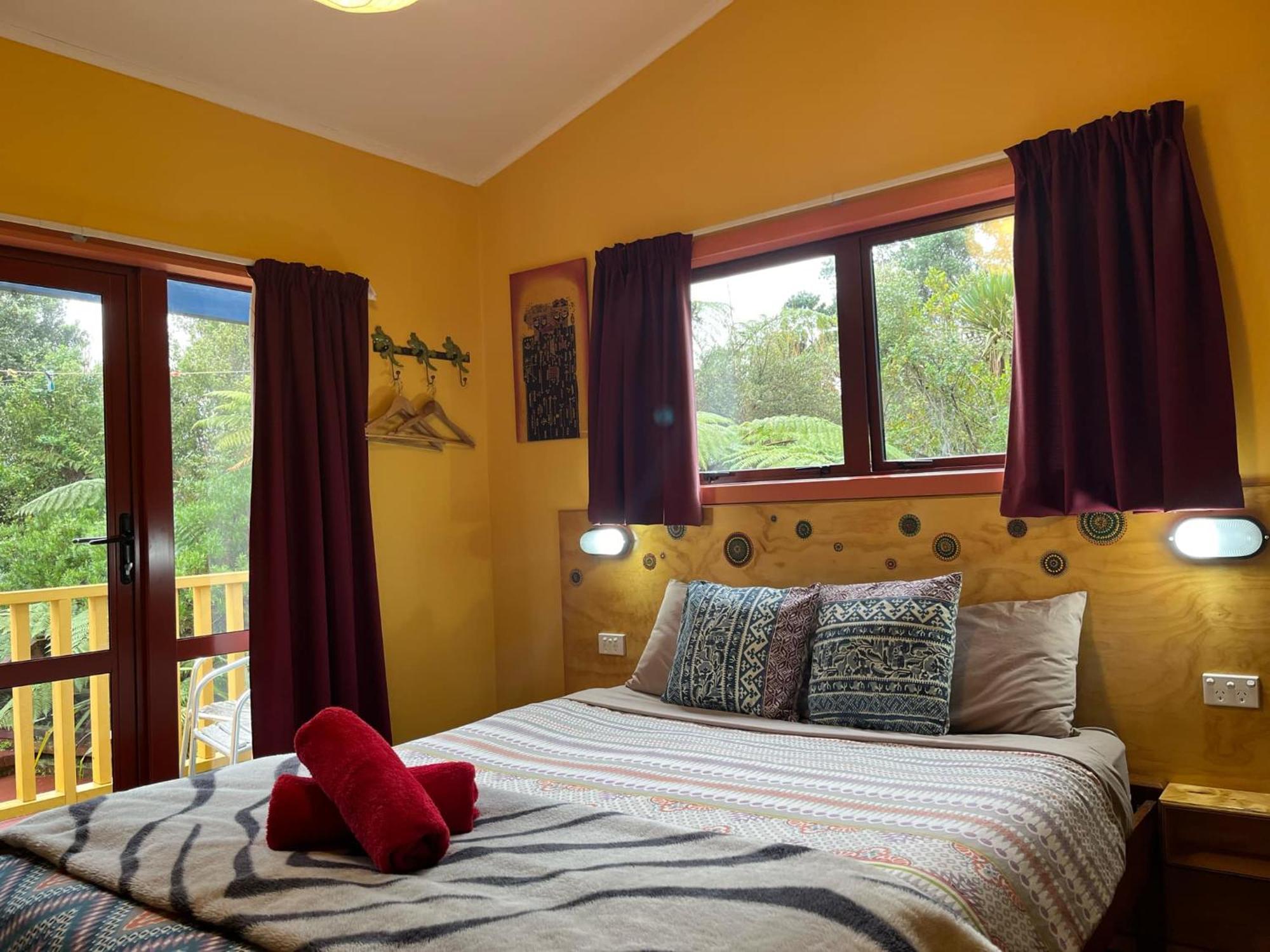 Global Village Travellers Lodge Greymouth Ngoại thất bức ảnh A bedroom at the lodge