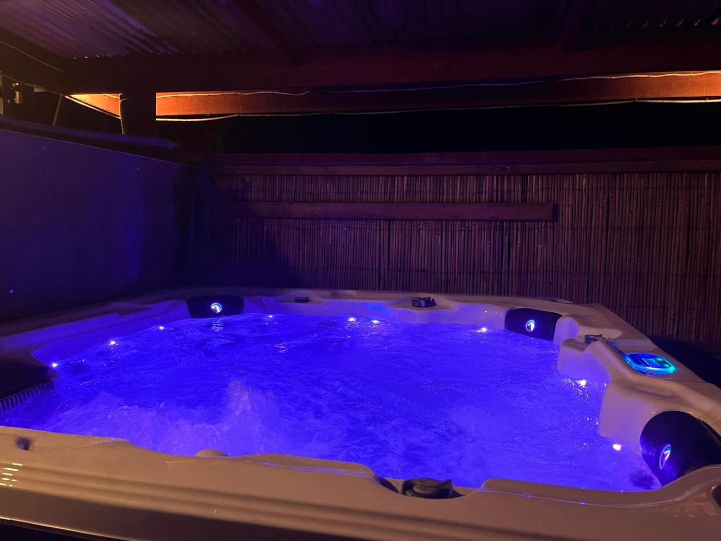 Global Village Travellers Lodge Greymouth Ngoại thất bức ảnh A hot tub with blue lighting