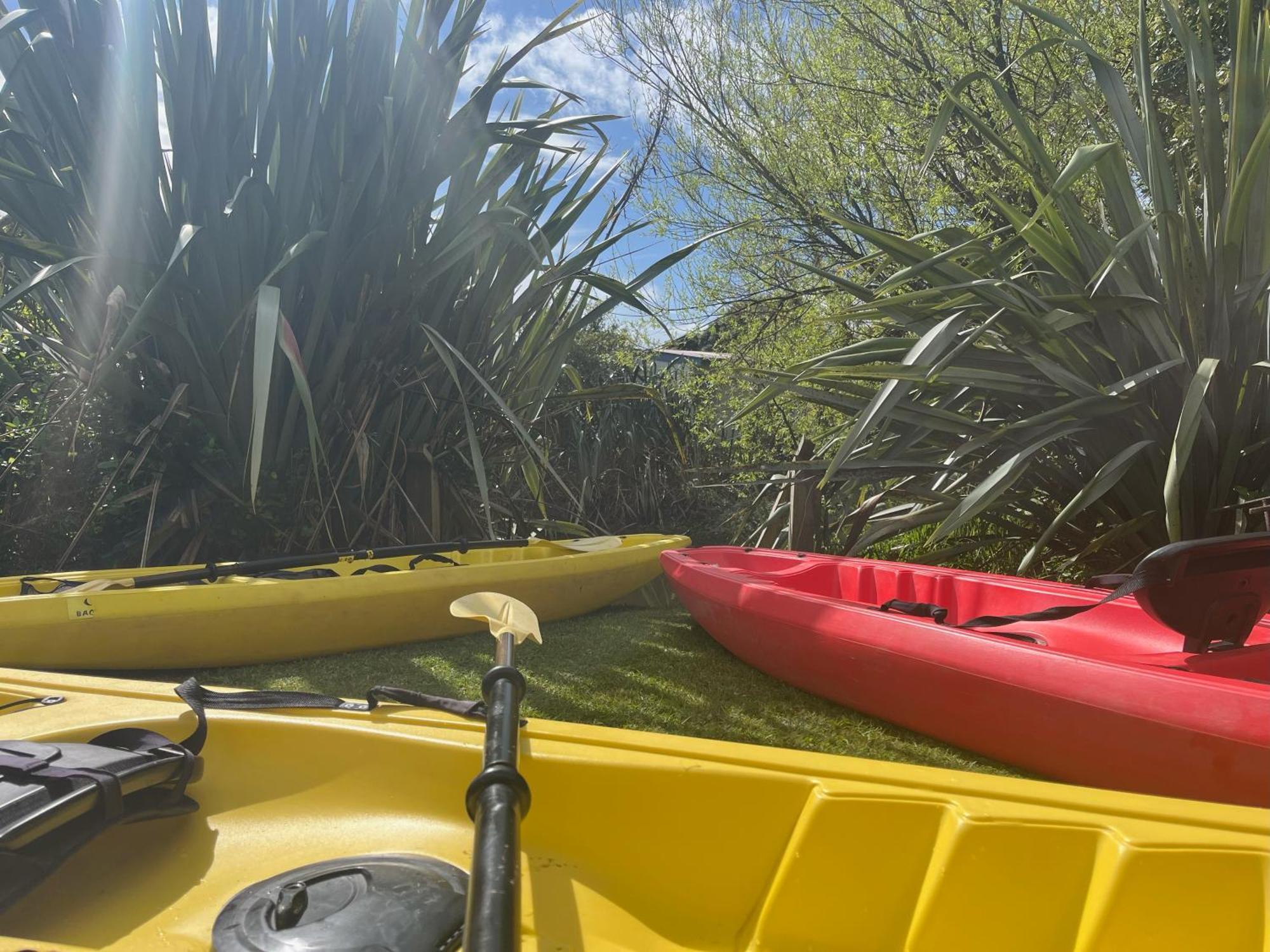 Global Village Travellers Lodge Greymouth Ngoại thất bức ảnh Kayaks at the start of the trip