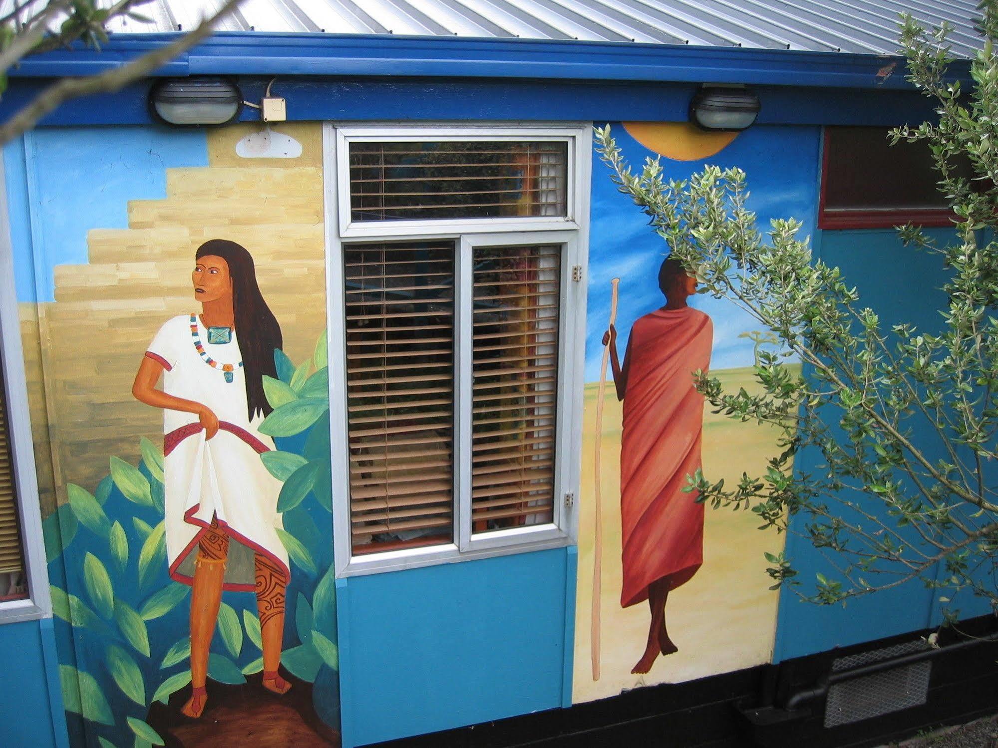 Global Village Travellers Lodge Greymouth Ngoại thất bức ảnh Mural at the International Center