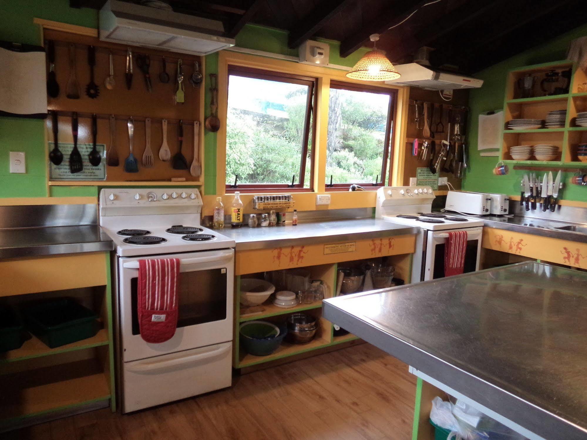 Global Village Travellers Lodge Greymouth Ngoại thất bức ảnh The kitchen at the farm
