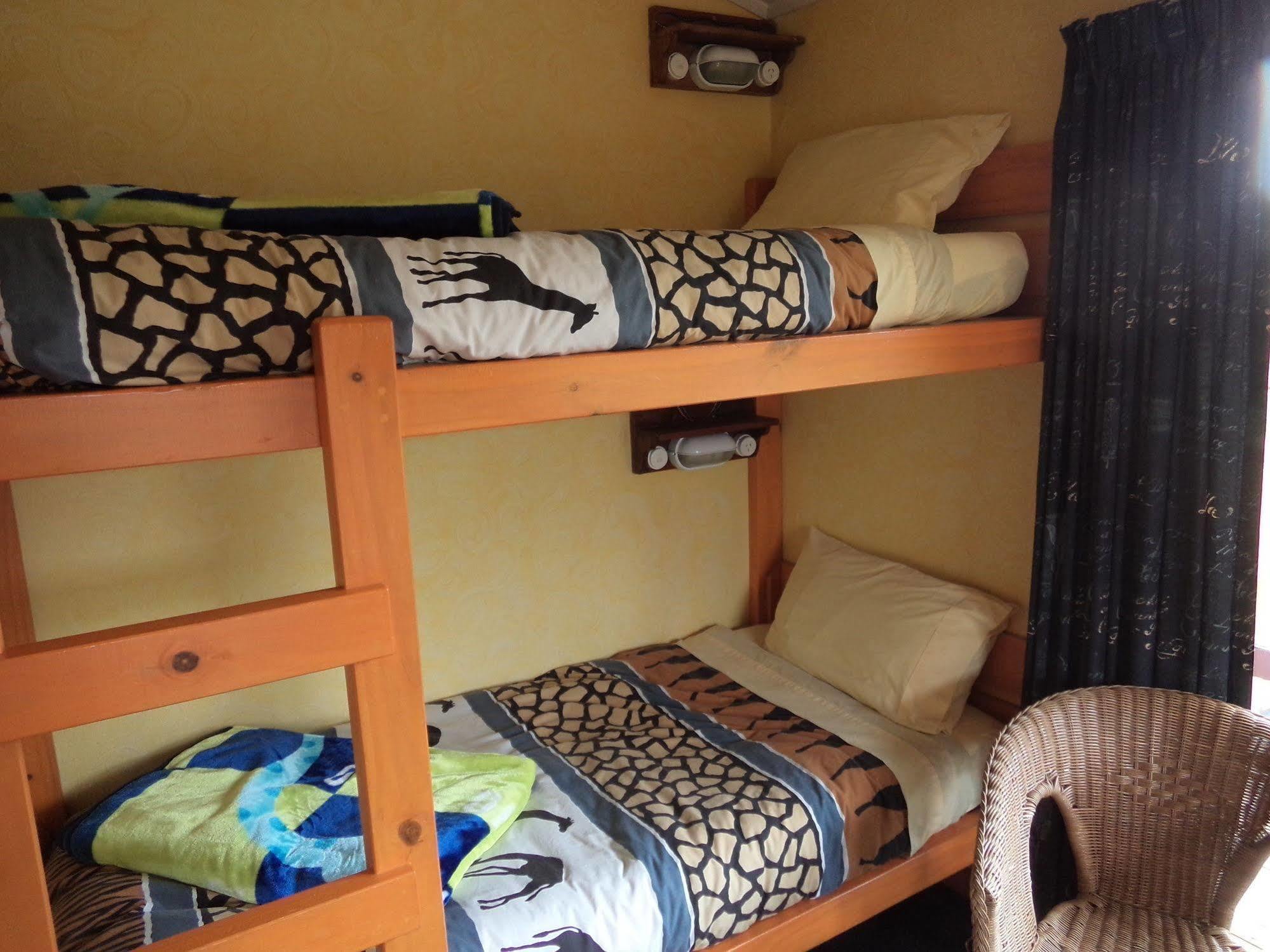 Global Village Travellers Lodge Greymouth Ngoại thất bức ảnh A bunk bed