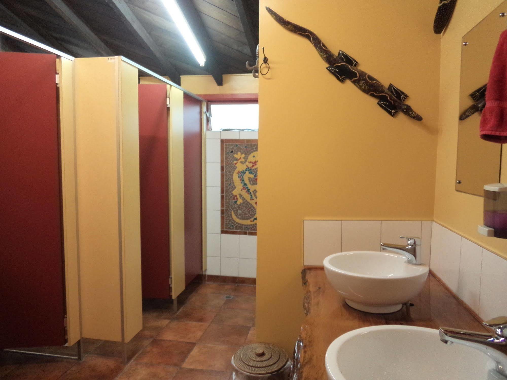 Global Village Travellers Lodge Greymouth Ngoại thất bức ảnh Bathroom in a hostel