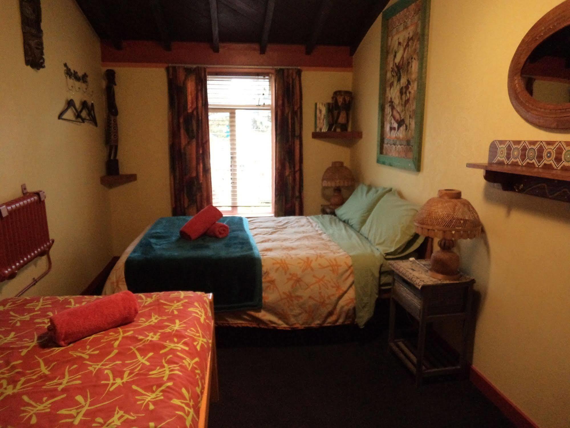 Global Village Travellers Lodge Greymouth Ngoại thất bức ảnh A bedroom at the hotel