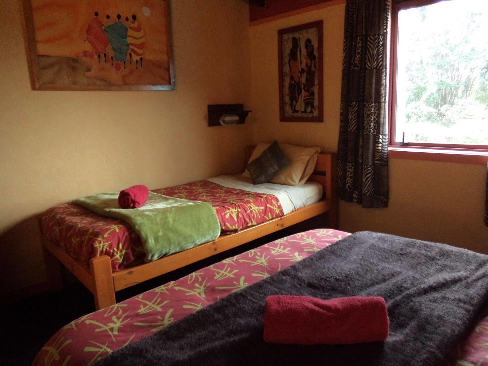 Global Village Travellers Lodge Greymouth Ngoại thất bức ảnh A room at the lodge