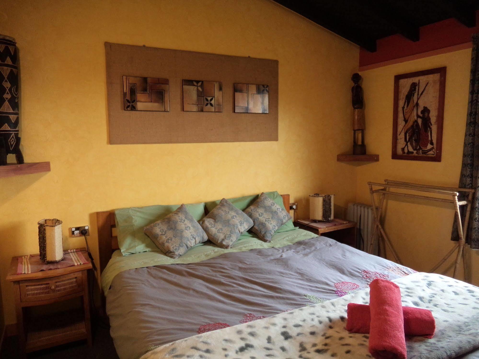 Global Village Travellers Lodge Greymouth Ngoại thất bức ảnh The bedroom of the Treehouse