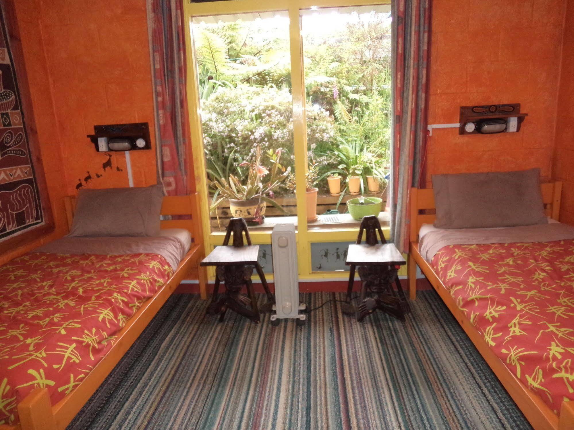 Global Village Travellers Lodge Greymouth Ngoại thất bức ảnh A typical room at the hostel
