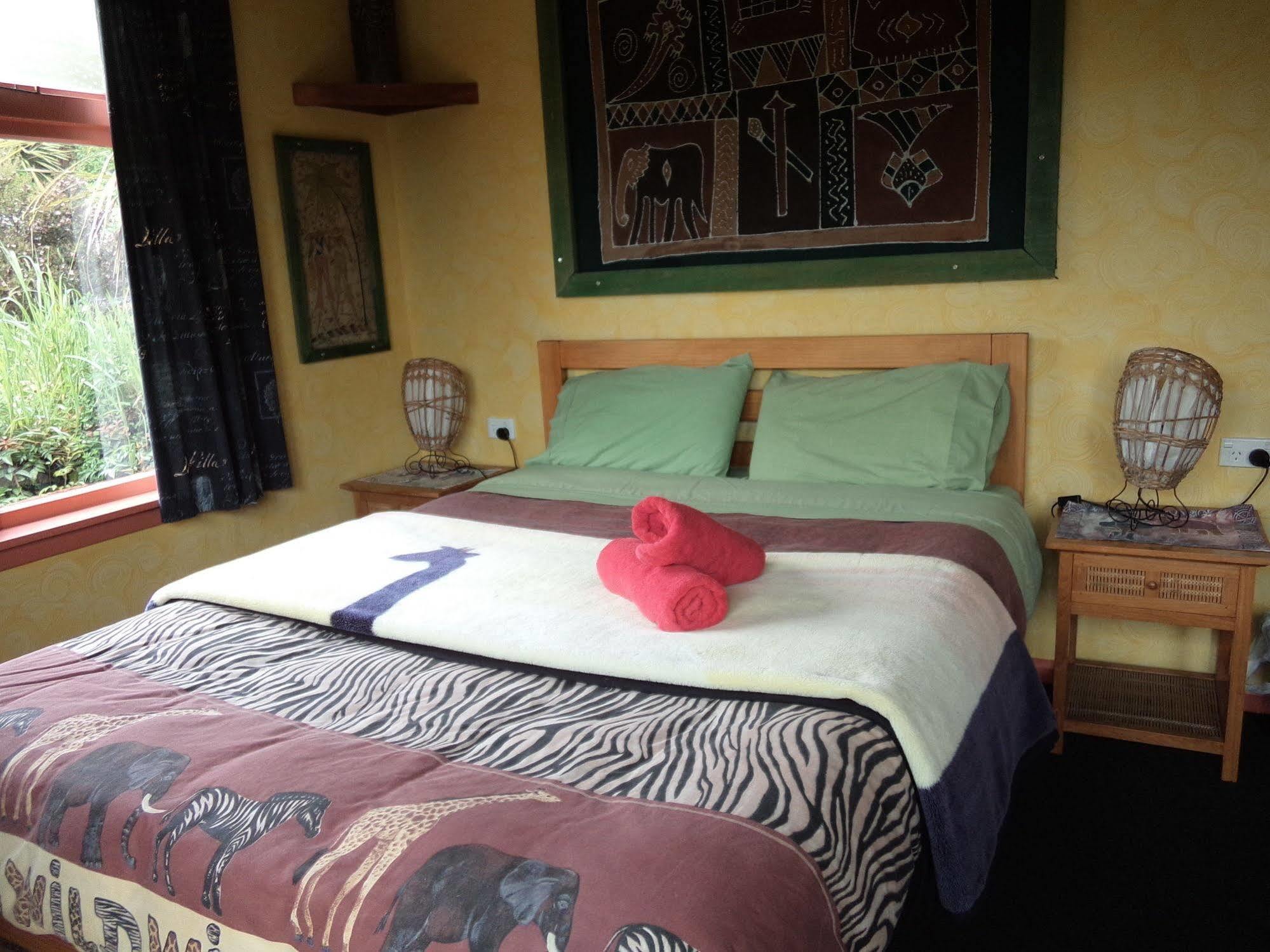 Global Village Travellers Lodge Greymouth Ngoại thất bức ảnh A bedroom at the lodge