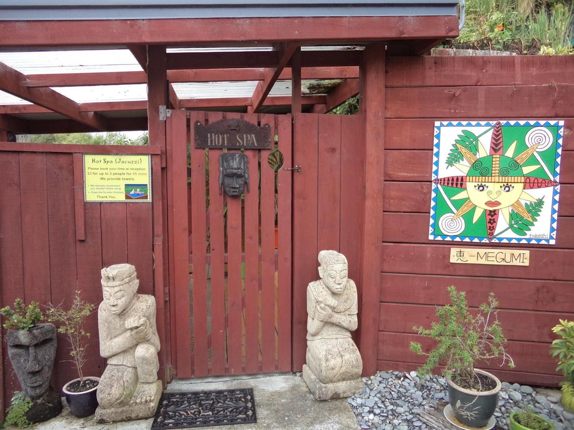 Global Village Travellers Lodge Greymouth Ngoại thất bức ảnh The entrance to the museum